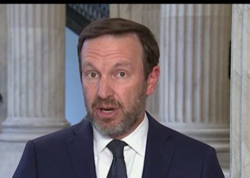 Chris Murphy advierte a Qatar que habrá consecuencias para sobornar a Trump