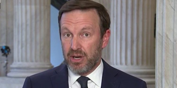 Chris Murphy advierte a Qatar que habrá consecuencias para sobornar a Trump