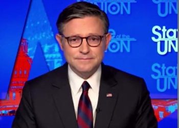 Mike Johnson mira a Estados Unidos a los ojos y se encuentra sobre cortar Medicaid