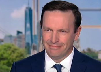 El senador Chris Murphy tiene un nuevo proyecto de ley para detener la asombrosa corrupción de Trump