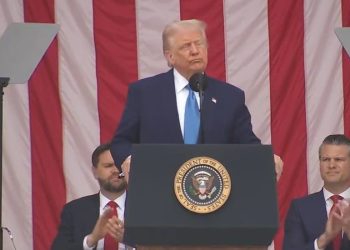 El colapso mental del Día de los Caídos de Trump empeora con la vergüenza de Arlington