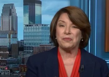 Amy Klobuchar derriba la obsesión por Joe Biden de Kristen Welker
