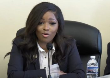 Jasmine Crockett llama a los donantes demócratas por tratar de elegir a un hombre blanco seguro para 2028