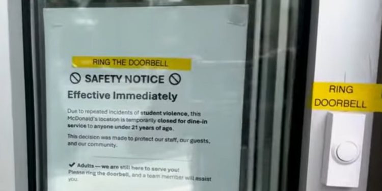 Los adultos deben presentar el timbre para la entrada después del área de DC McDonald's prohibir menos de 21 años de jóvenes de cenas interiores para «incidentes repetidos de violencia estudiantil» (video) | El experto de la puerta de entrada