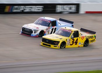 Layne Riggs afirma que la primera serie de camiones gane después de los problemas de los neumáticos de Corey Heim