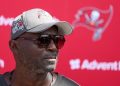 El entrenador de Buccaneers, Todd Bowles, GM Jason Licht Sign Extensions