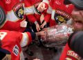 Los fanáticos de la NHL reaccionan mientras los Panthers aparentemente rompen la Copa Stanley mientras celebran ganar sobre Oilers
