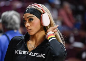 Dijonai Carrington se defiende a sí misma de las acusaciones de 'Jugador sucio' después de Featus Fut sobre Skylar Diggins Sparks Outrage
