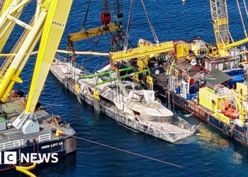 Superyatht británico hundido levantado de marino