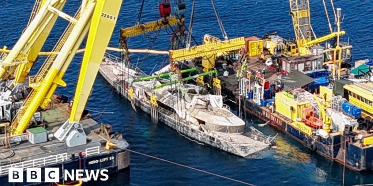 Superyatht británico hundido levantado de marino