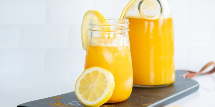 Receta de limonada de cúrcuma helada