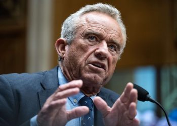 Según RFK Jr., la aprobación de la vacuna se está politizando más, no menos