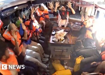 Momento de las fuerzas israelíes aborda el bote de ayuda de Gaza