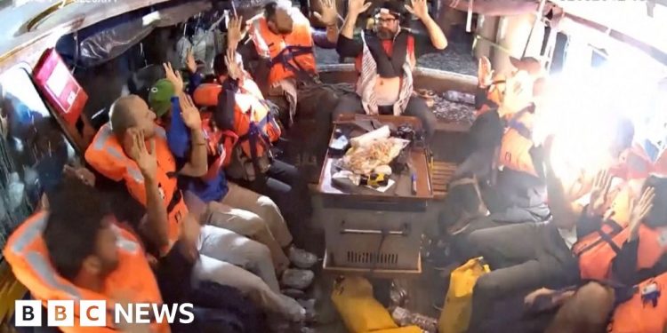 Momento de las fuerzas israelíes aborda el bote de ayuda de Gaza