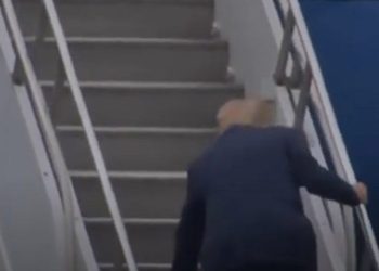 Trump está en tan severo declive que casi se cae abordando la Fuerza Aérea una