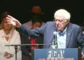 Bernie Sanders va a la ciudad natal de Mike Johnson y lo borra