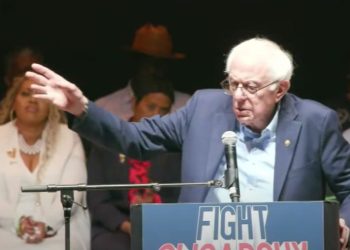 Bernie Sanders va a la ciudad natal de Mike Johnson y lo borra