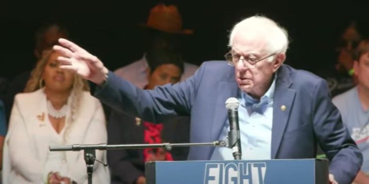 Bernie Sanders va a la ciudad natal de Mike Johnson y lo borra