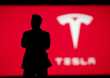 Tesla stock se establece un 14 por ciento a medida que la disputa de espíritu de Trump intensifica