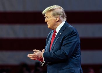 Trump firma las resoluciones que desean las reglas EV de California