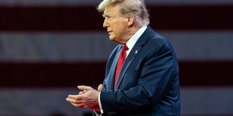 Trump firma las resoluciones que desean las reglas EV de California