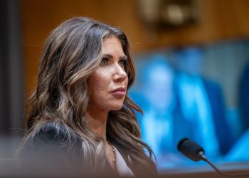 El senador demócrata Alex Padilla interrumpe la conferencia de prensa de Noem, eliminada por la fuerza