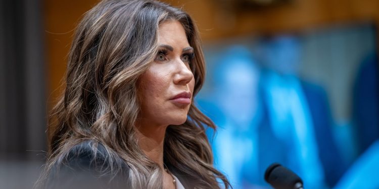 El senador demócrata Alex Padilla interrumpe la conferencia de prensa de Noem, eliminada por la fuerza