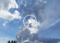 El volcán indonesio arroja cenizas 11 millas de altura