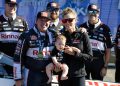 Leah Pruett a la Carrera de la señorita Tony Stewart por el compromiso familiar; comparte su apoyo mientras viaja con su hijo Dominic