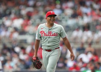 El guardabosques de los Filis, Suárez, busca otra salida fuerte contra los rojos