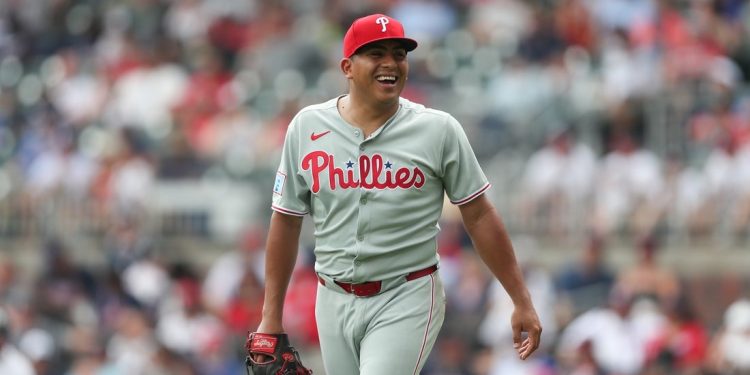 El guardabosques de los Filis, Suárez, busca otra salida fuerte contra los rojos