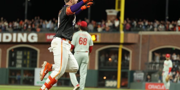 Los gigantes caminan a los Filis en el jonrón de 3 carreras de Patrick Bailey.