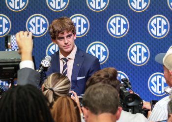 Colin Cowherd muestra fe en Arch Manning mientras golpeaba a Shedeur Sanders