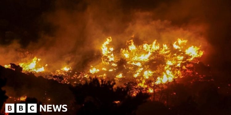 Evacuaciones de masa a medida que el incendio se enfurece cerca de IERAPETRA, Creta