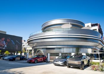 El restaurante retro-futurista de Tesla se abre oficialmente mientras Elon Musk sugiere más lugares