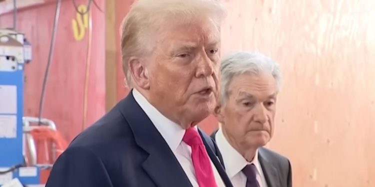 Trump mantiene presión sobre Powell con una rara visita al banco central