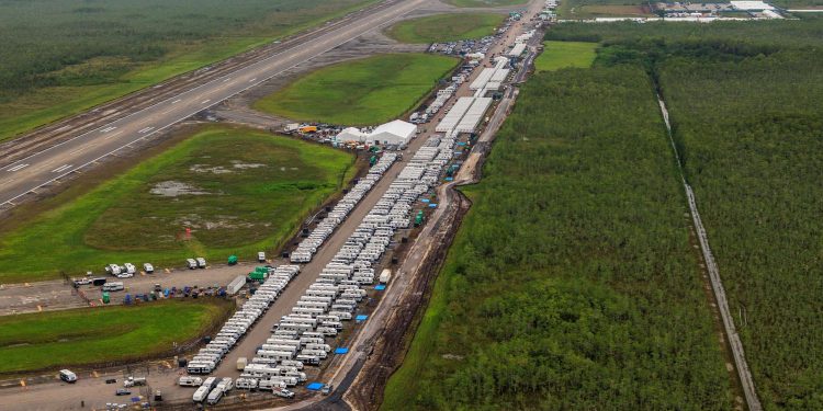 Los abogados y las familias informan condiciones miserables, falta de acceso legal en Alligator Alcatraz