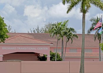 Según los informes, la mujer que murió de enfermedad cardíaca bajo custodia de hielo no se le permitió ver al médico por dolores en el pecho