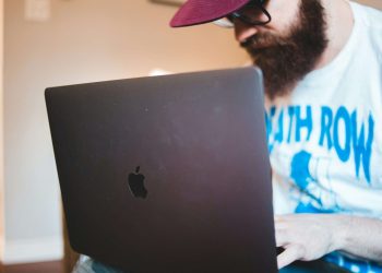 ¿El final del anonimato en línea? Los controles de edad se extienden en todo el mundo.