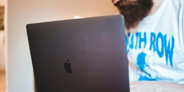 ¿El final del anonimato en línea? Los controles de edad se extienden en todo el mundo.