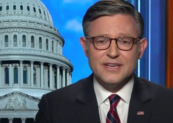 Christian Mike Johnson mira al pueblo estadounidense a los ojos y miente acerca de quitarle su atención médica