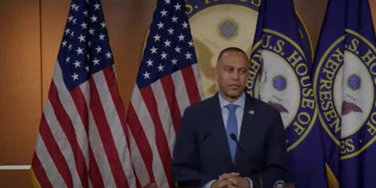 Hakeem Jeffries sorprende al Congreso al ir por la garganta en los archivos de Epstein