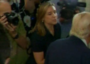 Trump se escapa de los periodistas tan pronto como se le pregunta sobre Jeffrey Epstein
