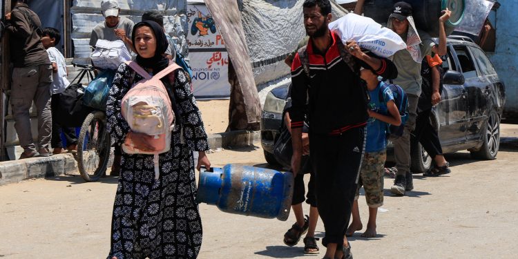 Al menos 49 asesinados en ataques de Gaza mientras Israel envía tanques al Deir El-Balah | Noticias de Gaza