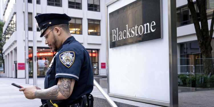 Los izquierdistas en línea celebran el asesinato del ejecutivo de Blackstone en el tiroteo de Manhattan