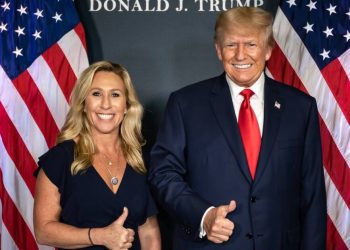 Justo en: Ex empleado de Voice of America acusado por amenazar repetidamente con asesinar a la representante Marjorie Taylor Greene y su familia entre octubre de 2023 y enero de 2025 | El experto de la puerta de entrada