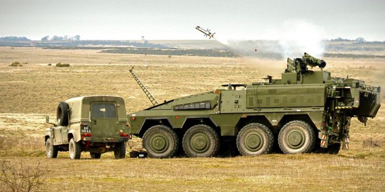 El boxeador británico dispara con éxito el misil de jabalina