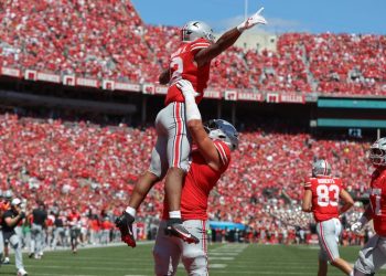 No. 3 Ohio State flexiona la fuerza defensiva, tops No. 1 Texas