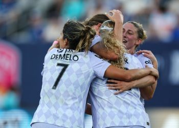 Emma Sears eleva las carreras de Louisville, una ola pasada con una huelga de 59 minutos