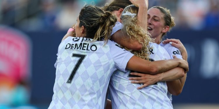 Emma Sears eleva las carreras de Louisville, una ola pasada con una huelga de 59 minutos